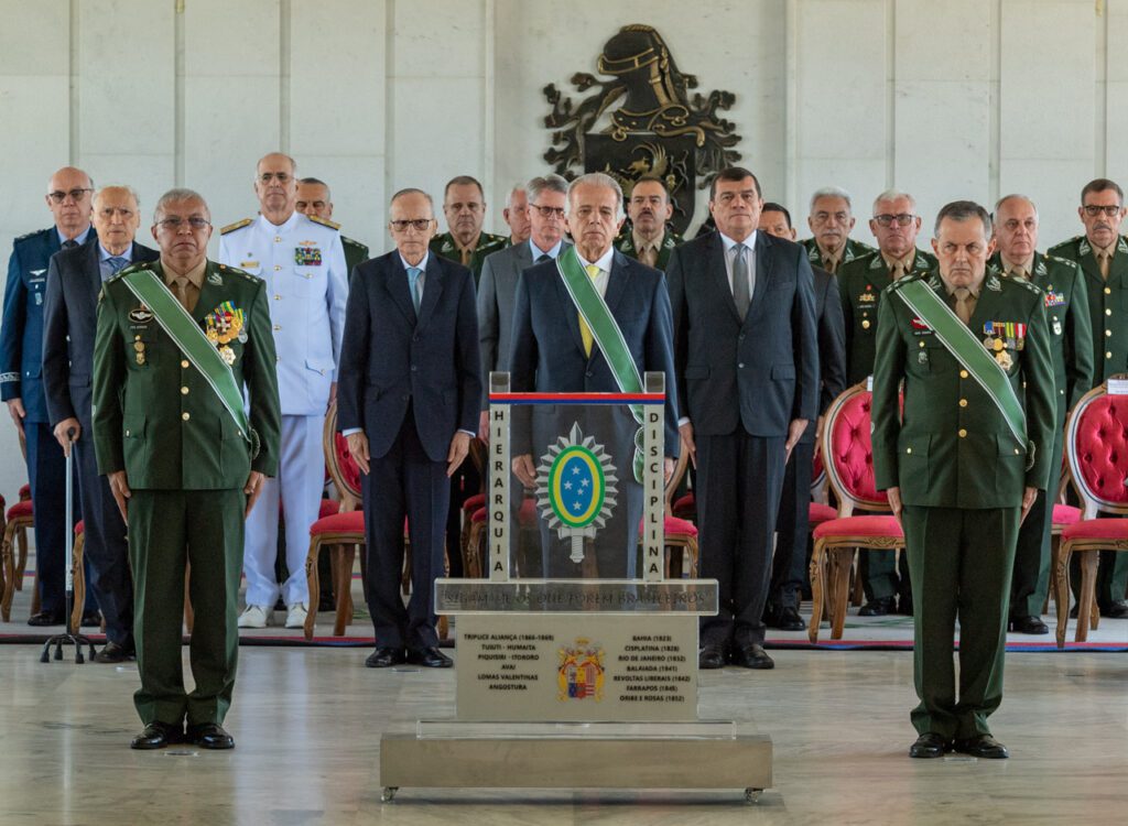 Exército Brasileiro Tem Novo Comandante Defesanet