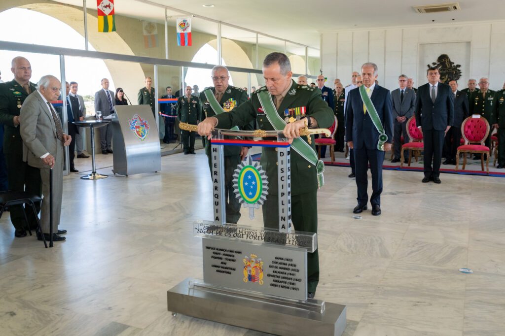 Exército Brasileiro Tem Novo Comandante – DefesaNet